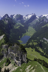 Blick vom Hohen Kasten über den Stauberenfirst und den Sämtisersee zu den Glarneralpen usw. (© Bueliix)