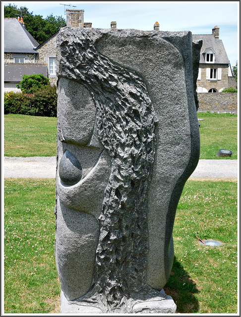 L'éventail ( vue de profil ) au jardin de granit à Lanhélen en Bretagne.