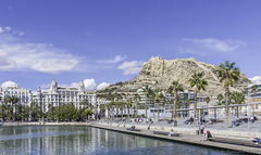 Blick vom Hafen in Alicante zum Castillo de Santa Bárbara (© Buelipix)