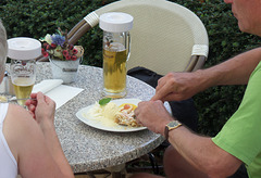 Uupps:  Vanille-Eis & Sahne & Strudel zum Radeberger Pils -Uurrps!!