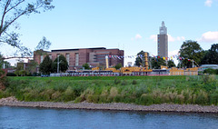 Stadthalle Magdeburg und Seitenradschleppdampfer