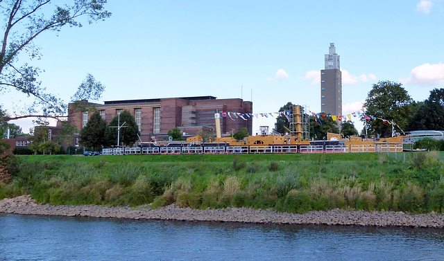 Stadthalle Magdeburg und Seitenradschleppdampfer