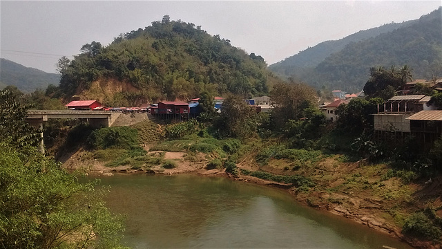 Une belle vue sur le pont / Lovely laotian village