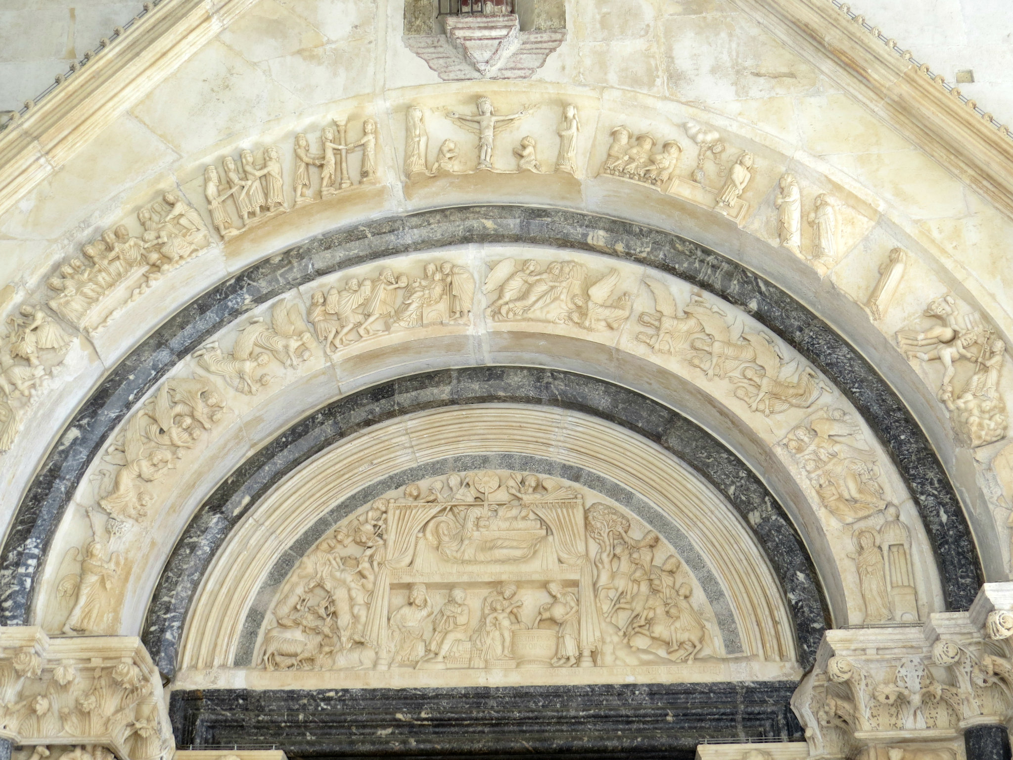 Trogir, cathédrale : tympan du portail occidental.