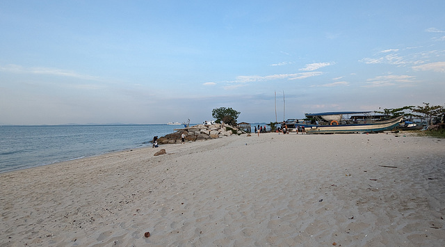 Longue barque sur plage / Long rowboat on the beach