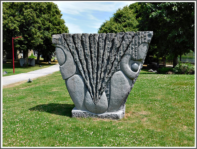 L'éventail sculpture au jardin de granit à Lanhélen en Bretagne.