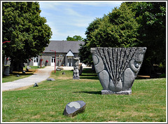 L'éventail : sculpture au jardin du granit à Lanhélen en Bretagne