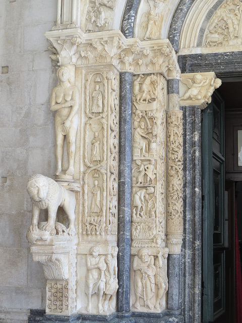 Trogir, portail occidental de la cathédrale : côté gauche.