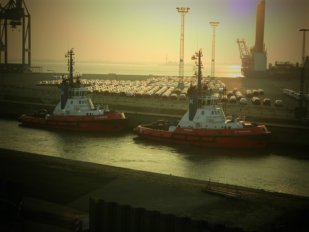Schlepper u. Bugsierer in der Nordschleuse Bremerhaven