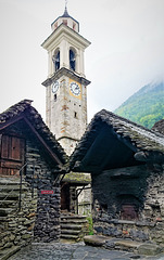 Dorfkirche zwischen Steinhäusern