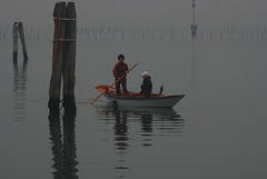 Zwei Venezianerinnen bei einem nebeligen Ausflug