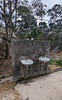 Deux lavabos / Two sinks