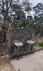 Deux lavabos / Two sinks