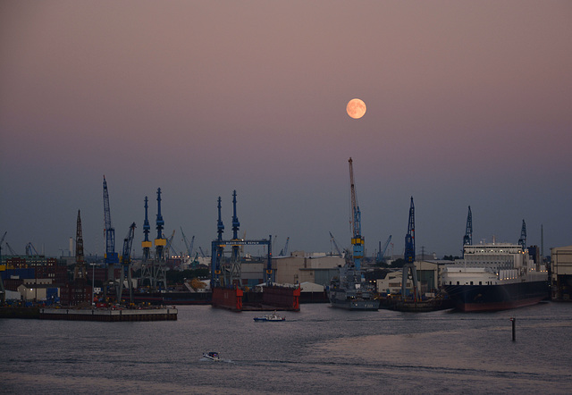 Vollmond über dem Hafen