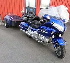 Honda Gold Wing mit Solarzellen-Anhäger