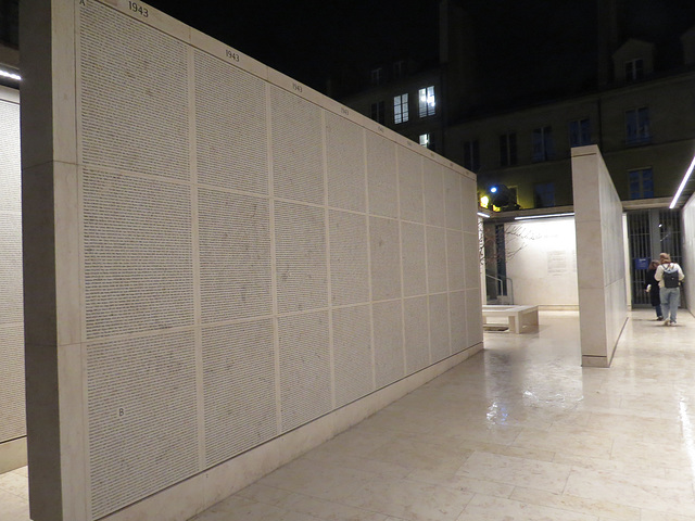Mémorial de la Shoah, mur des noms.