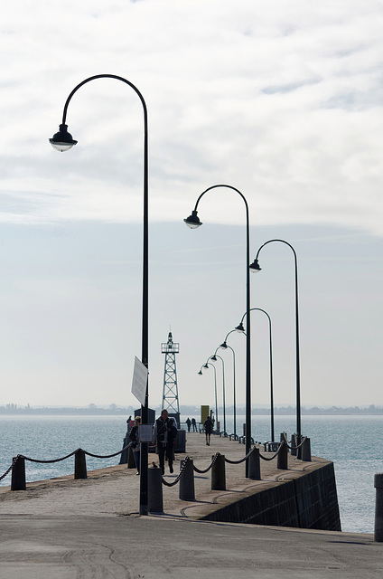 Huit lampadaires pour une jetée