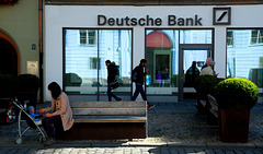 Eine Bank in der Stadt