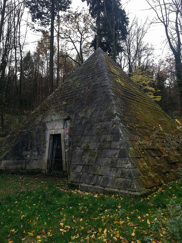 20151108 141223Hw [D~HM] Mausoleum, Hämelschenburg, Emmerthal