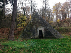 20151108 141337Hw [D~HM] Mausoleum, Hämelschenburg, Emmerthal