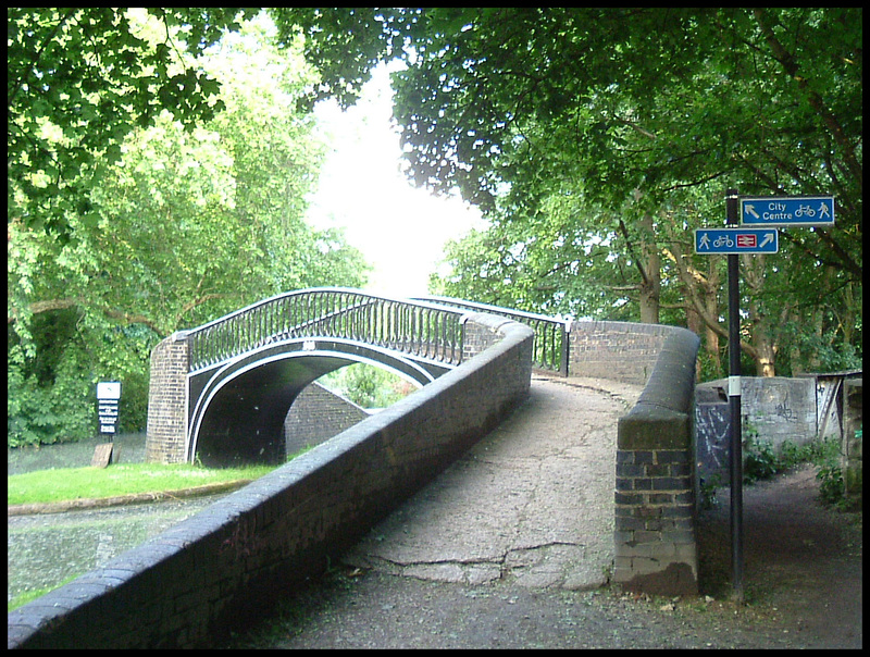 signage clutter at Isis Bridge