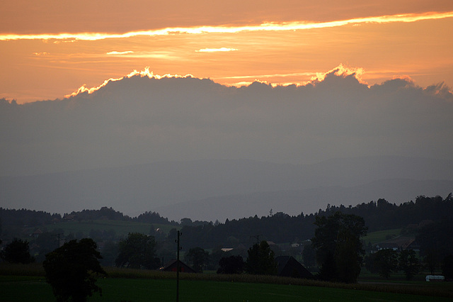 Bereits vor dem Sonnenuntergang wird die Sonne von den Wolken verschluckt