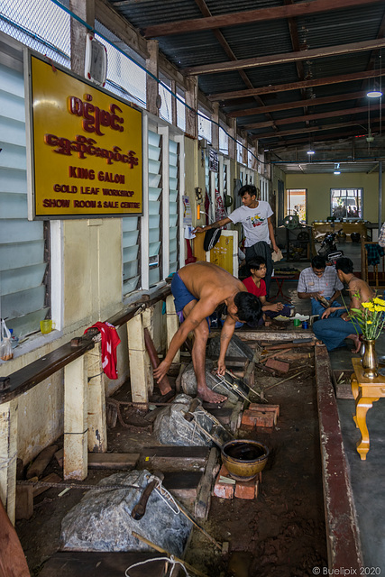 Blattgold-Hämmerei in Mandalay (© Buelipix)