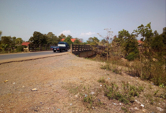 Hyundai sur pont (Laos)