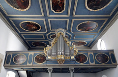 Orgel und Deckenbemahlungin der Liebfrauenkapelle in der Stadt Zug
