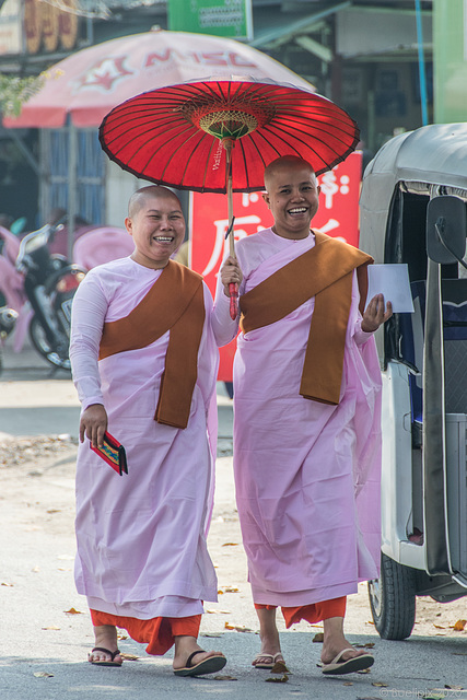 Nonnen in Mandalay (© Buelipix)