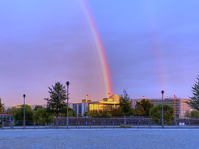 Regenbogen über dem Reichstagsgebäude