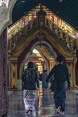 in der Kuthodaw-Pagode, Mandalay (© Buelipix)