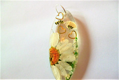 A white flower with gold hearts to enhance this mould