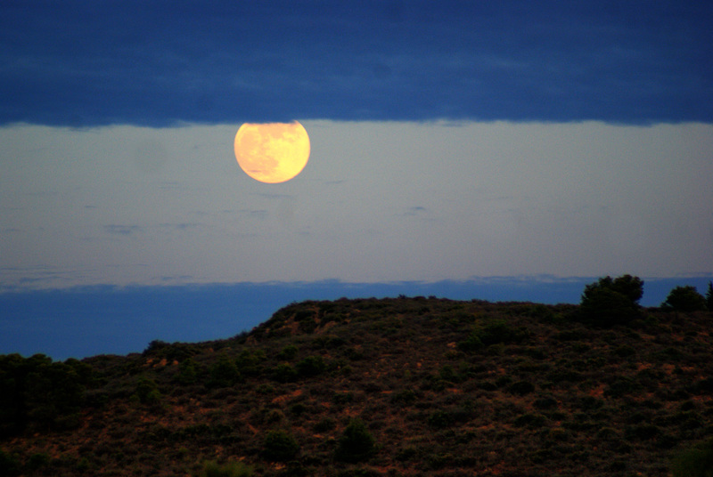 Au clair de lune entre deux nuages.