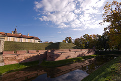 Der Burggraben und die Mauer des Schlosses Njaswisch