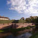 Der Burggraben und die Mauer des Schlosses Njaswisch