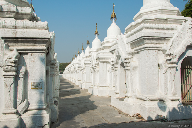 Kuthodaw-Pagode, Mandalay (© Buelipix)