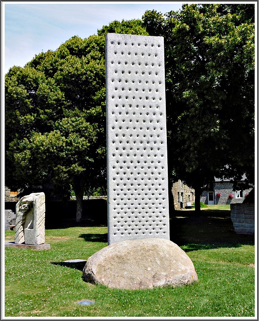 Le mur du silence: sculpture au jardin de granit à Lanhélen en Bretagne