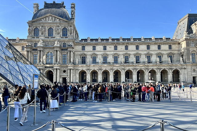 Paris 2024 – Musée du Louvre – Standing in line