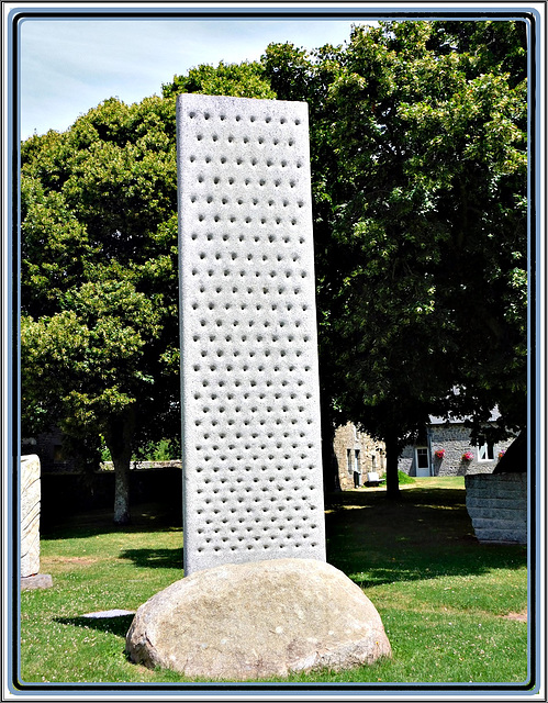 Le mur du silence: sculpture au jardin de granit à Lanhélin en Bretagne