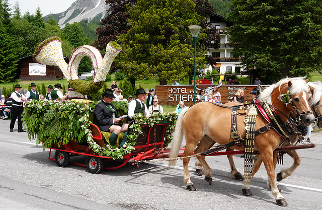 Hunting-horn made of flowers