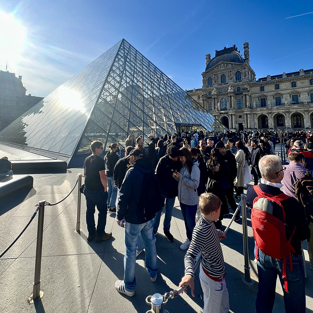 Paris 2024 – Musée du Louvre – Standing in line