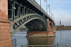 Theodor-Heuss-Brücke nach Mainz-Kastell
