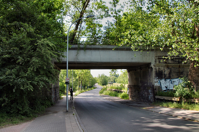 Alte Brücke der Reichsbahnstrecke über der Hüller-Bach-Straße (Bochum-Hordel) / 21.05.2018