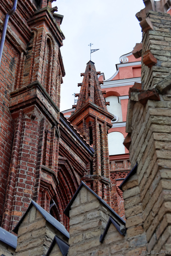 St. Anna-Kirche (vorne) und Bernhardiner-Kirche (im Hintergrund)  (© Buelipix)