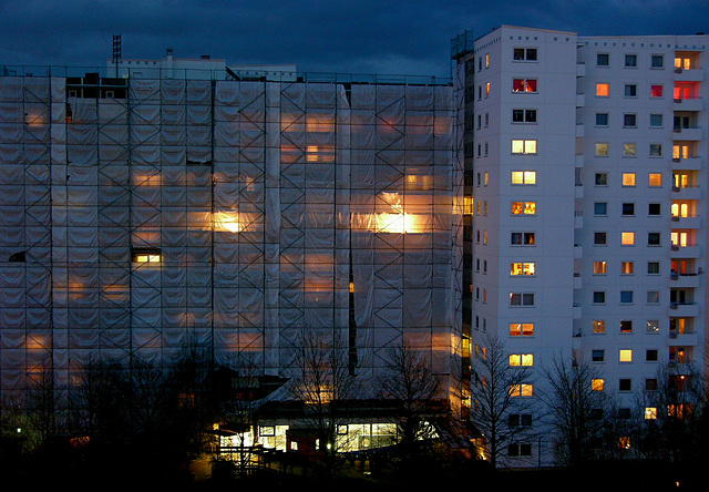 Gegenüber bei Nacht