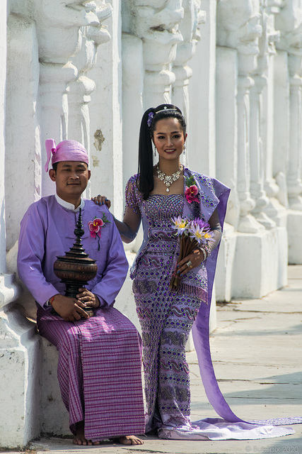 burmesisches Hochzeitspaar in Mandalay - pls. view on black background (© Buelipix)