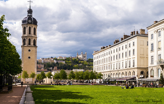 Auf der Wiese  vor dem Place Bellecoere in Lyon