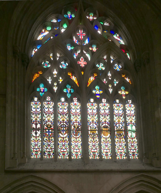 ein Wappenfenster im Seitenschiff Kloster Batalha