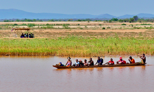 P1230339- Pirogue - Descente Tsiribihina. 06 novembre 2019